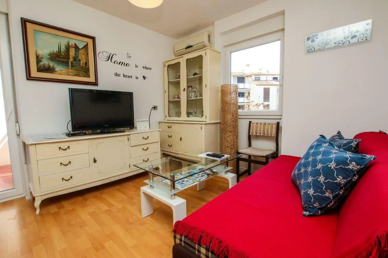 Apartment Nina - Two Bedroom With Two Balcony Near The Beach Poreč