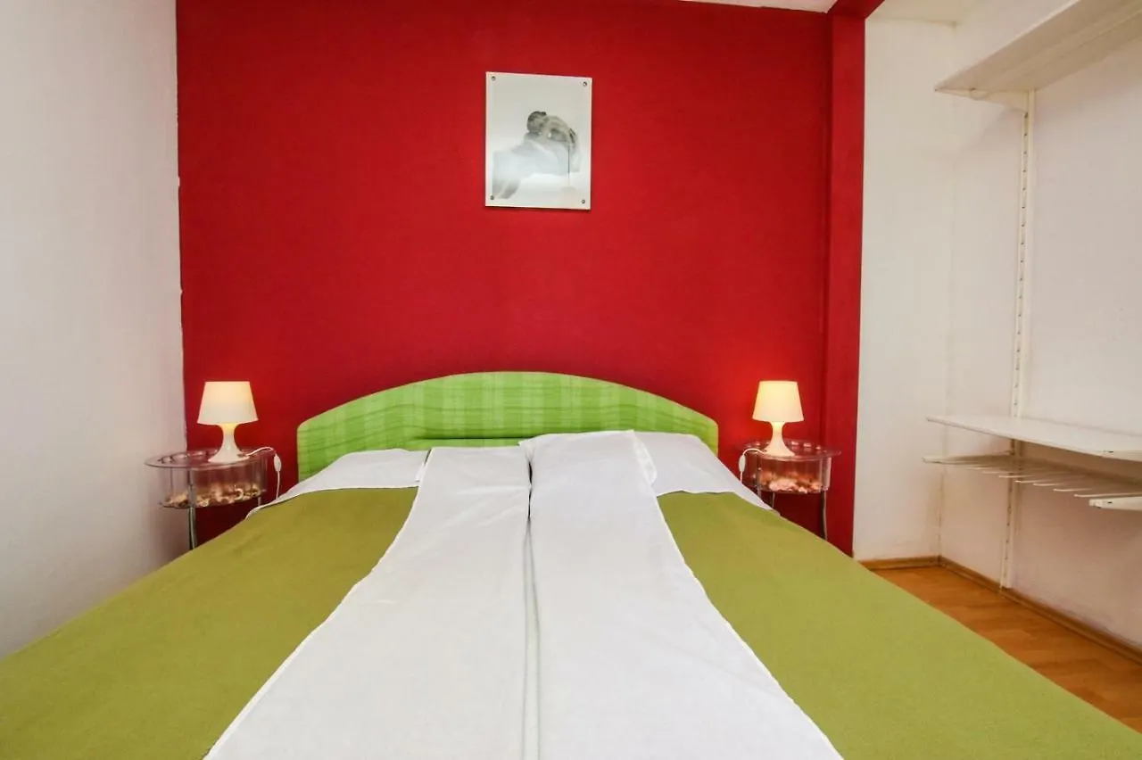 Apartment Nina - Two Bedroom With Two Balcony Near The Beach Poreč