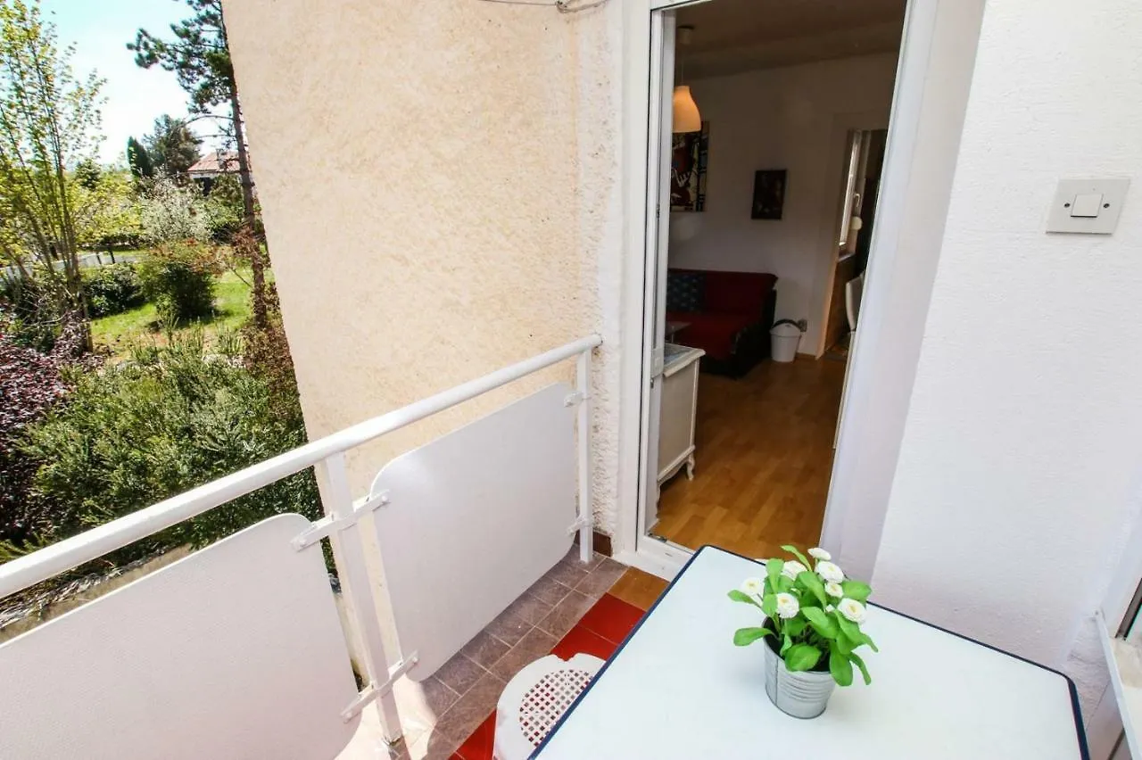 Apartment Nina - Two Bedroom With Two Balcony Near The Beach Poreč