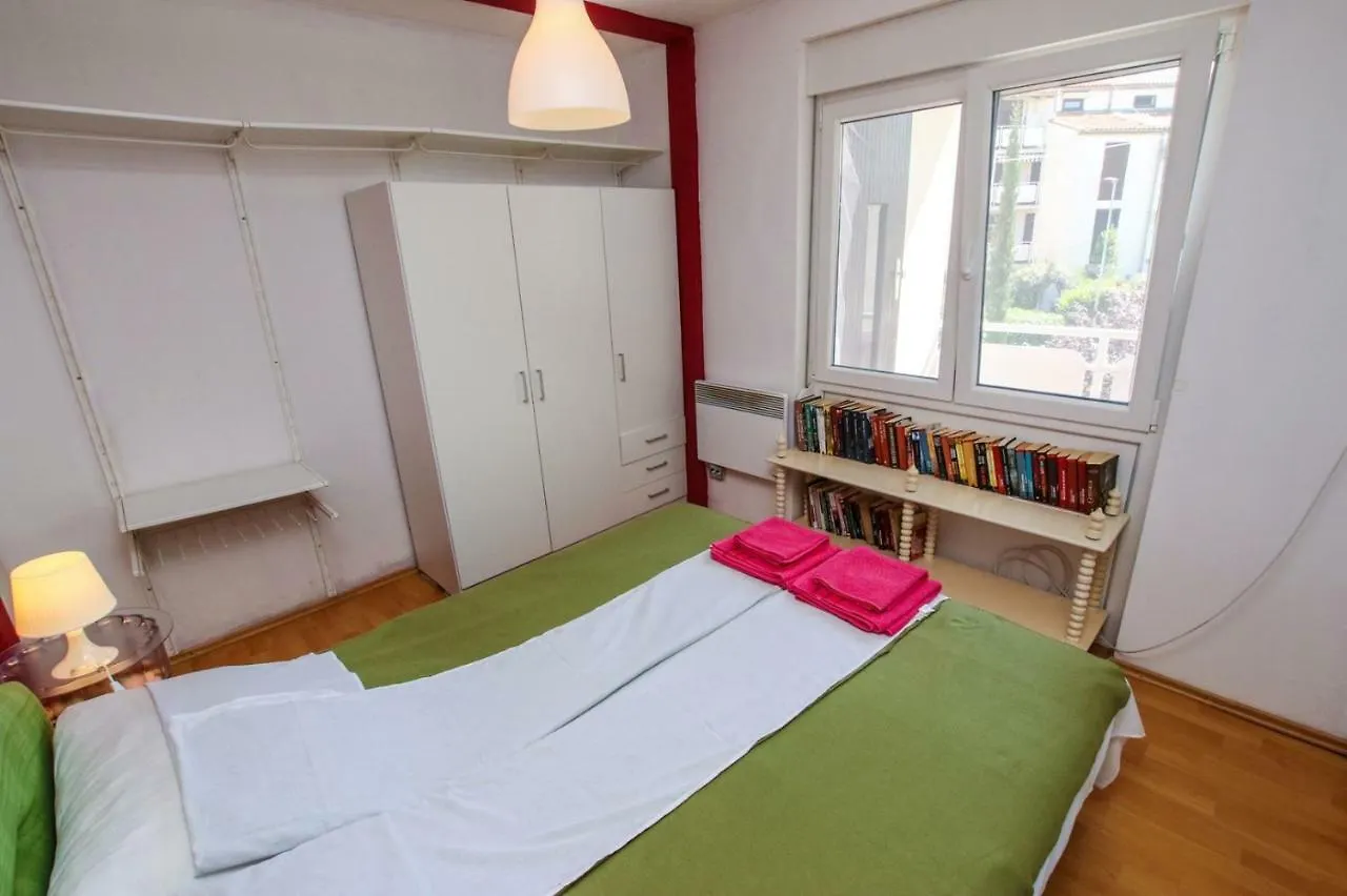 Apartment Nina - Two Bedroom With Two Balcony Near The Beach Poreč