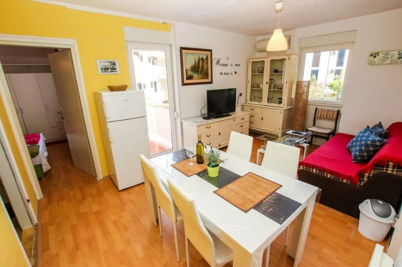 Apartment Nina - Two Bedroom With Two Balcony Near The Beach Poreč
