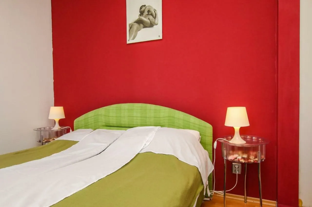 Apartment Nina - Two Bedroom With Two Balcony Near The Beach Poreč