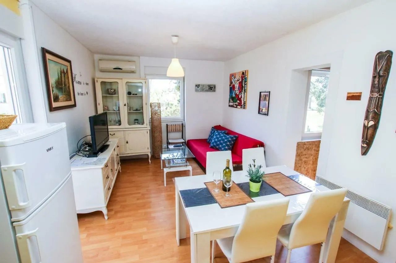 Apartment Nina - Two Bedroom With Two Balcony Near The Beach Poreč