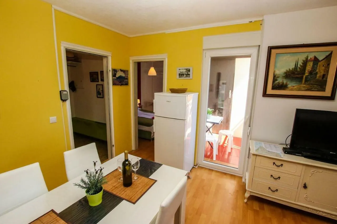 Apartment Nina - Two Bedroom With Two Balcony Near The Beach Poreč