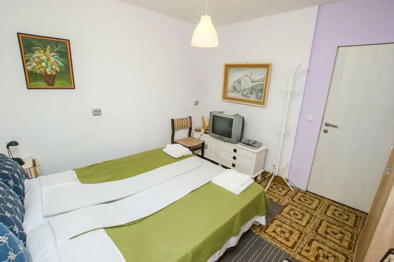 Apartment Nina - Two Bedroom With Two Balcony Near The Beach Poreč