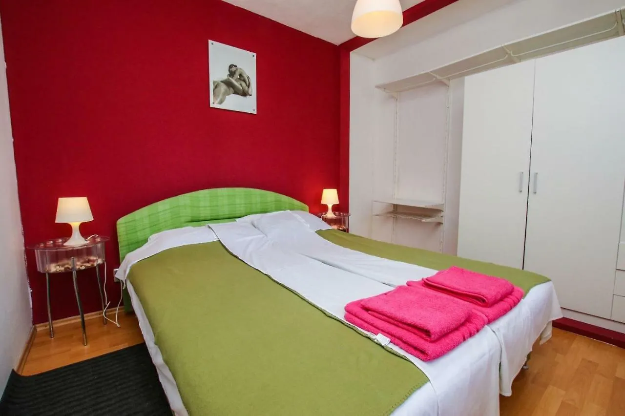 Apartment Nina - Two Bedroom With Two Balcony Near The Beach Poreč