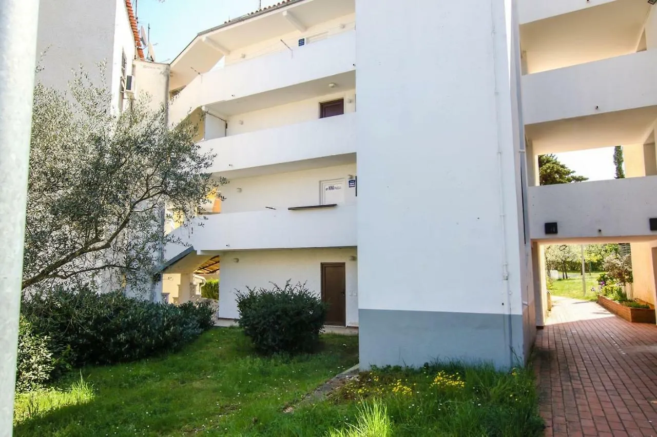 Apartment Nina - Two Bedroom With Two Balcony Near The Beach Poreč