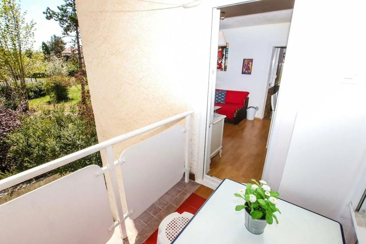 Apartment Nina - Two Bedroom With Two Balcony Near The Beach Poreč