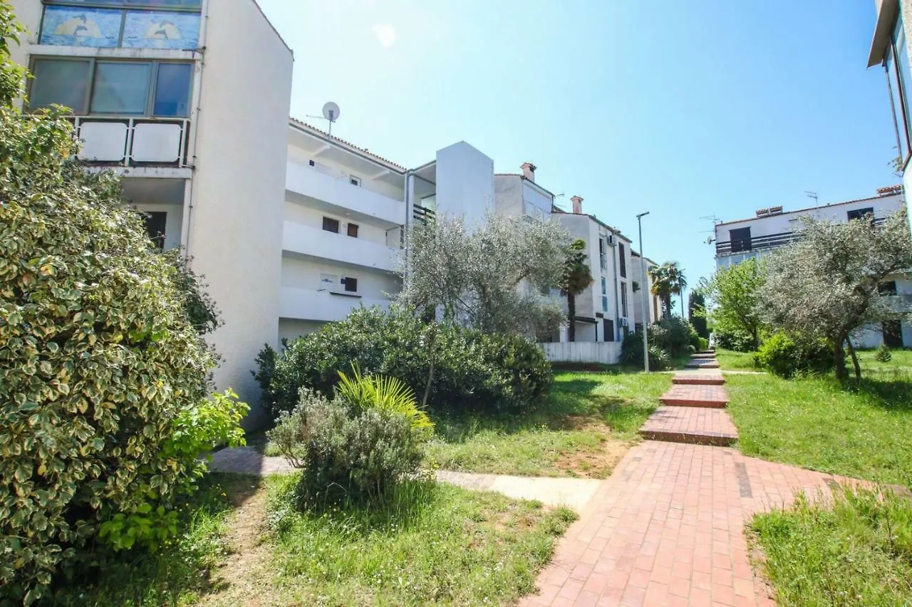 Apartment Nina - Two Bedroom With Two Balcony Near The Beach Poreč