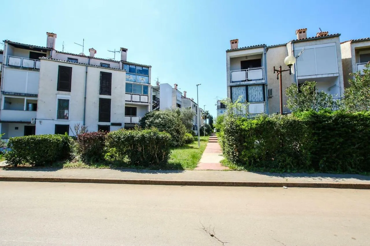 Apartment Nina - Two Bedroom With Two Balcony Near The Beach Poreč